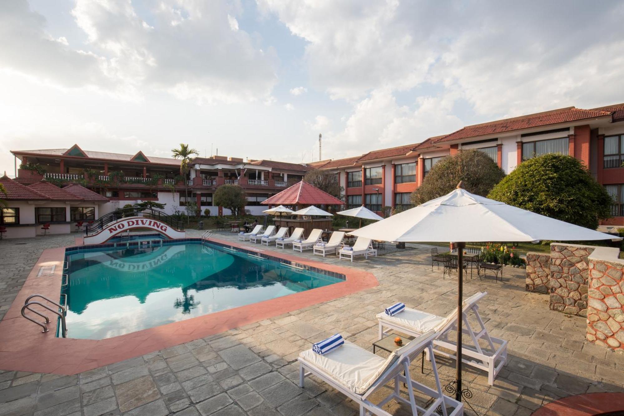 Hotel Pokhara Grande Esterno foto