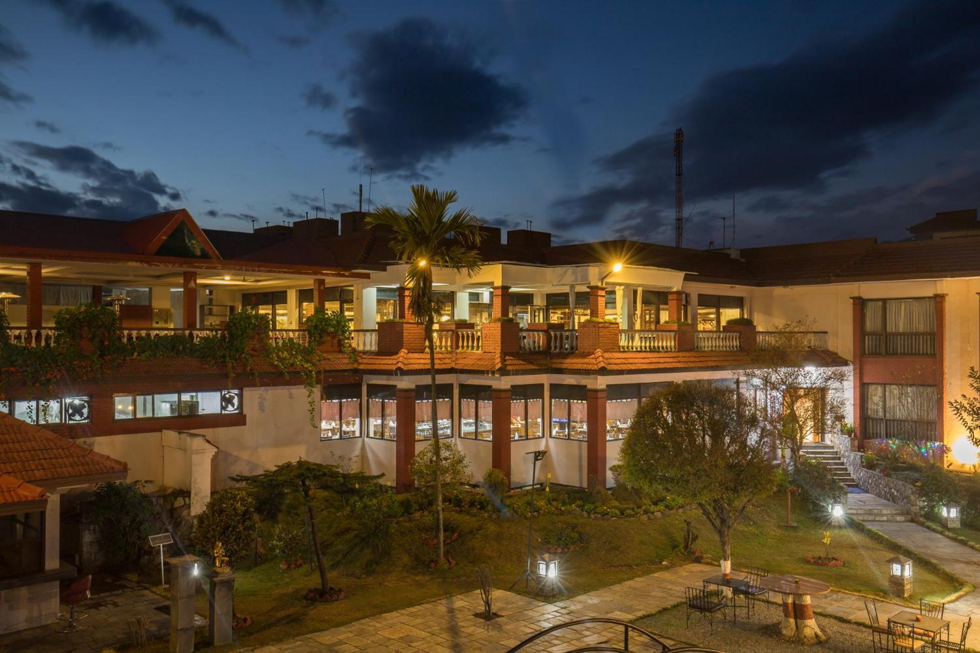 Hotel Pokhara Grande Esterno foto