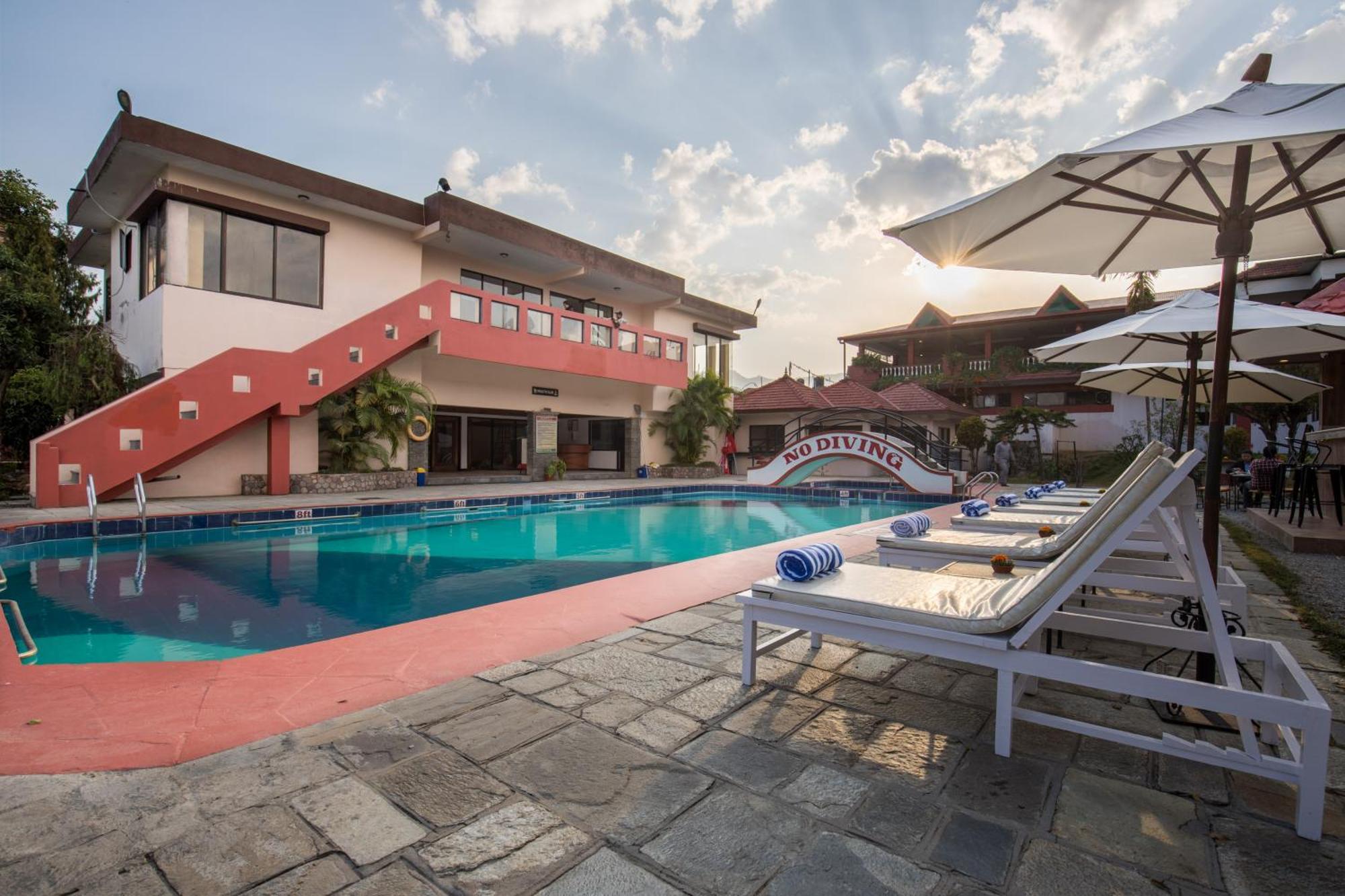 Hotel Pokhara Grande Esterno foto