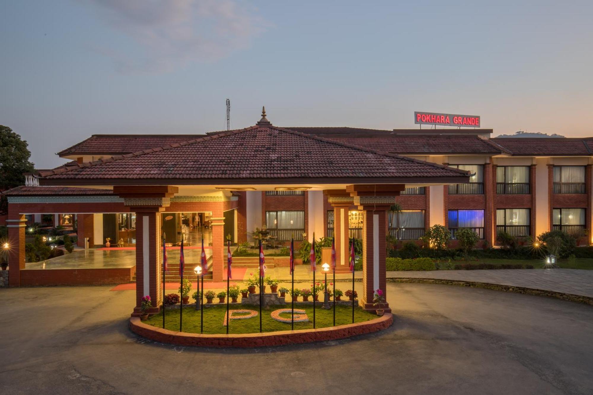 Hotel Pokhara Grande Esterno foto