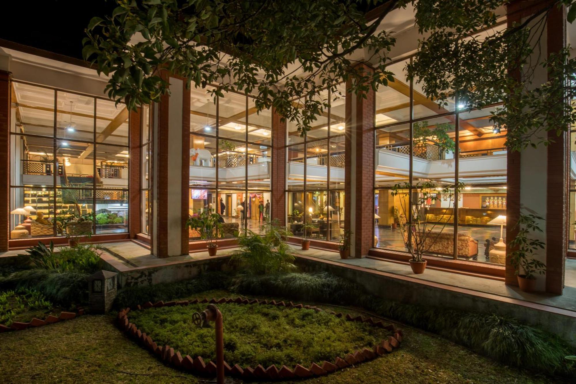 Hotel Pokhara Grande Esterno foto