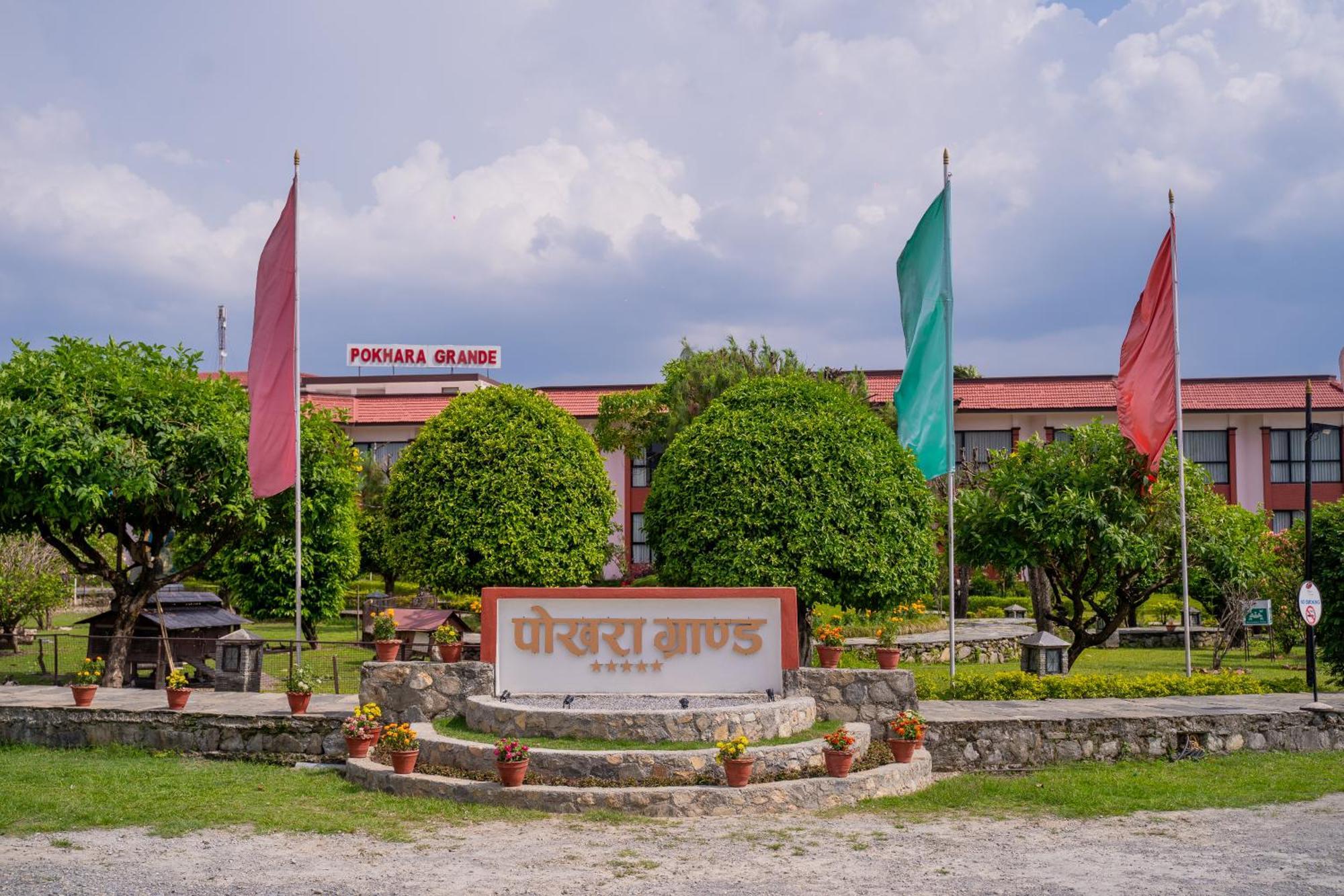 Hotel Pokhara Grande Esterno foto