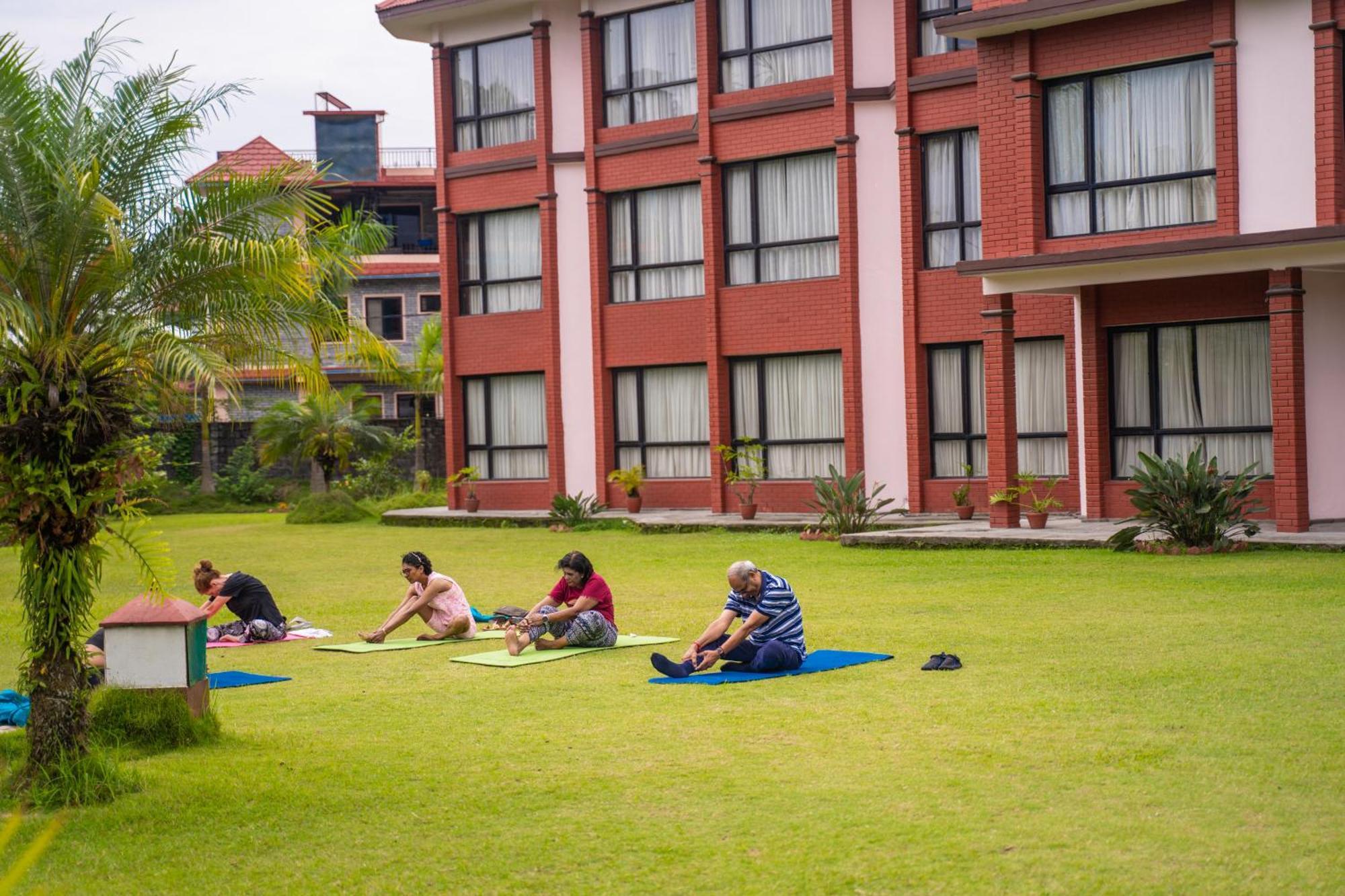 Hotel Pokhara Grande Esterno foto