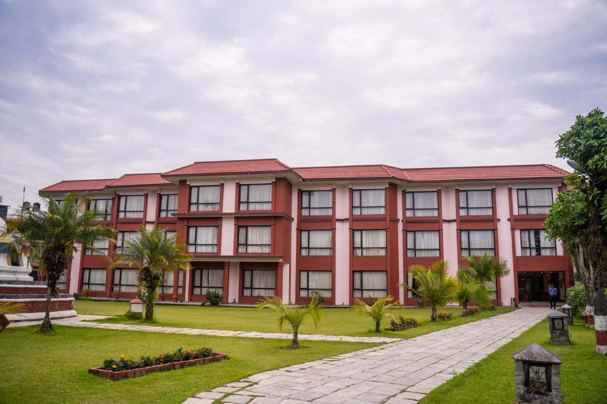 Hotel Pokhara Grande Esterno foto