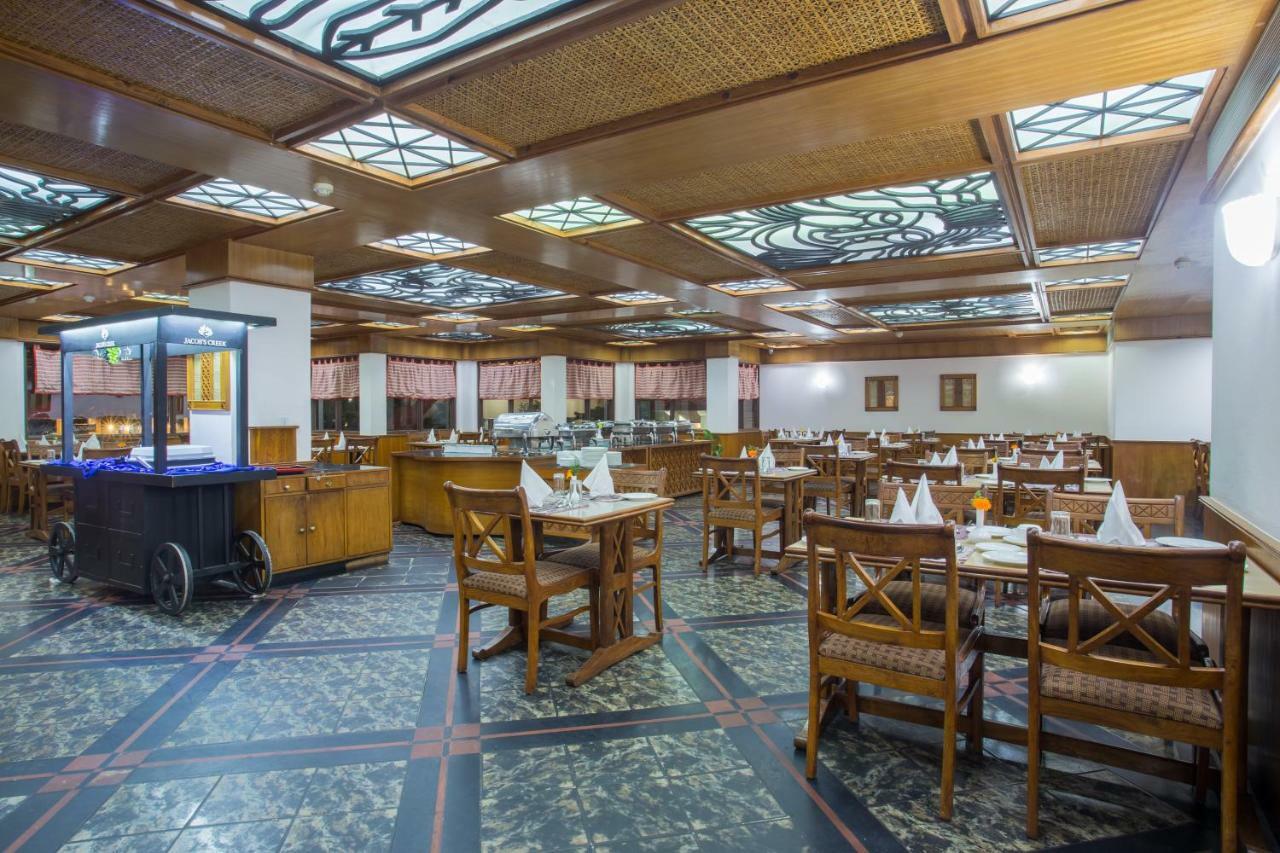 Hotel Pokhara Grande Esterno foto